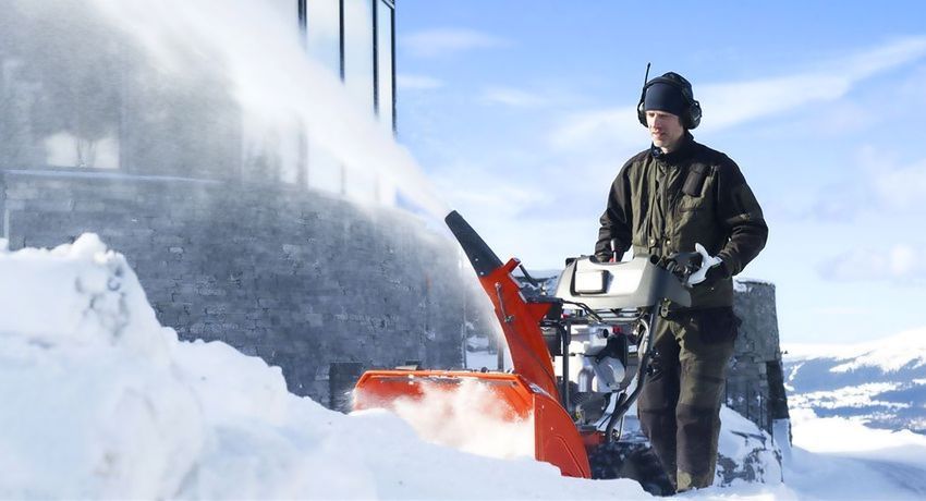 Benzine sneeuwblazer met zelfaandrijving: hoe de beste techniek te kiezen