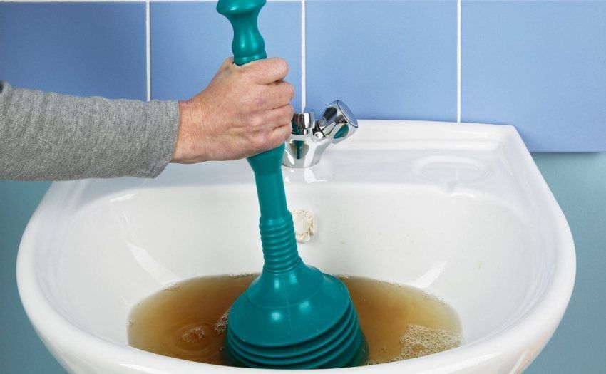 Hoe rioolbuizen thuis te reinigen: methoden en middelen