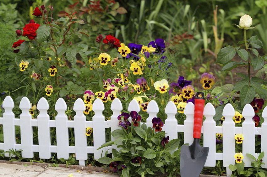 Decoratief hek voor tuinieren: creatieve decoratie van bloembedden en platforms