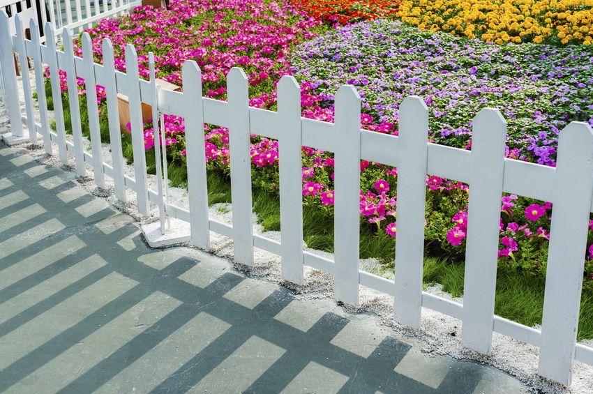 Decoratief hek voor tuinieren: creatieve decoratie van bloembedden en platforms