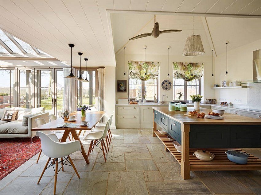 Ontwerp van de keuken in combinatie met de woonkamer: een foto van moderne interieurs