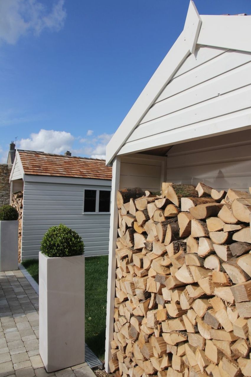 Doe-het-zelf-schuur: optimale constructie voor het opslaan van houtblokken