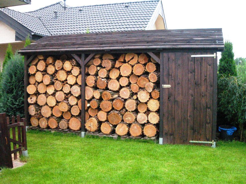 Doe-het-zelf-schuur: optimale constructie voor het opslaan van houtblokken
