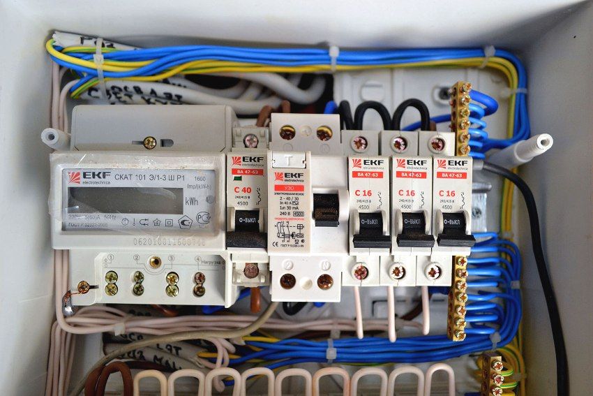 Elektriciteitsmeter met twee tarieven: voordelen en voordelen van gebruik