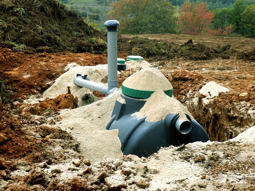 Tanks voor rioolwater: plastic putten en opslagtanks