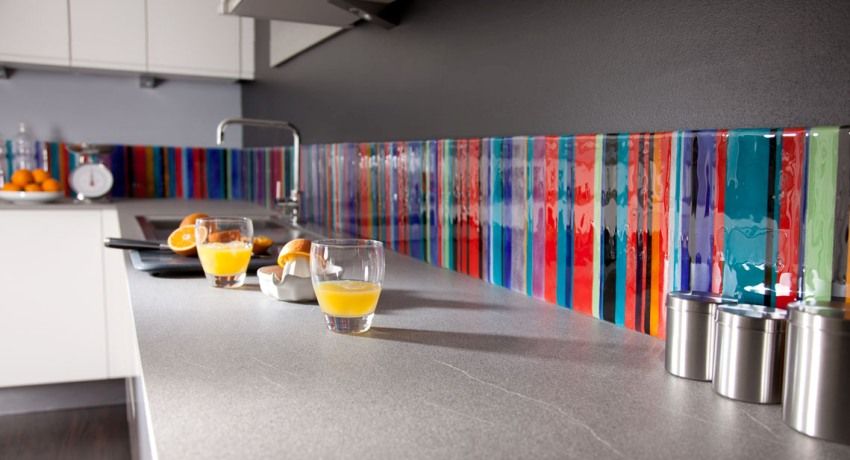 Schort voor de keuken van glas: hoe het paneel te kiezen en te installeren