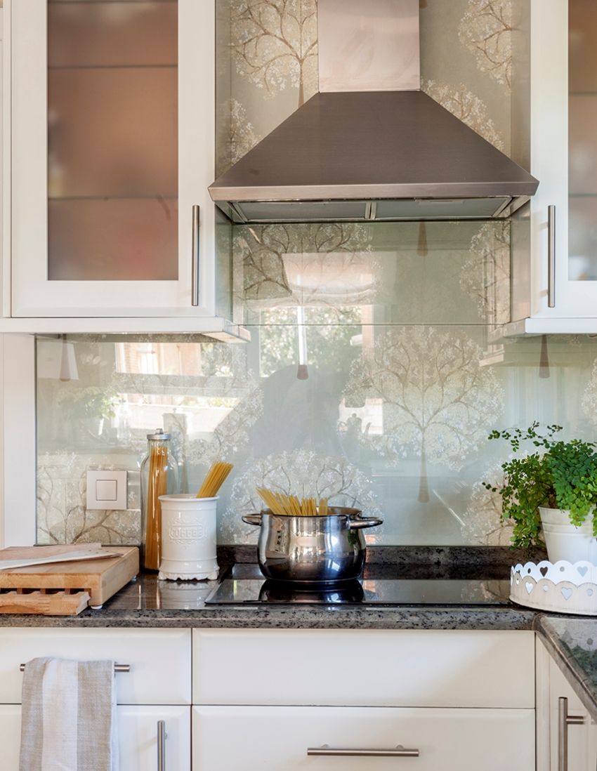 Schort voor de keuken van glas: hoe het paneel te kiezen en te installeren