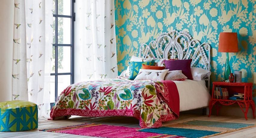 Foto's in moderne stijl: slaapkamerinterieur met twee soorten behang en de details van de creatie