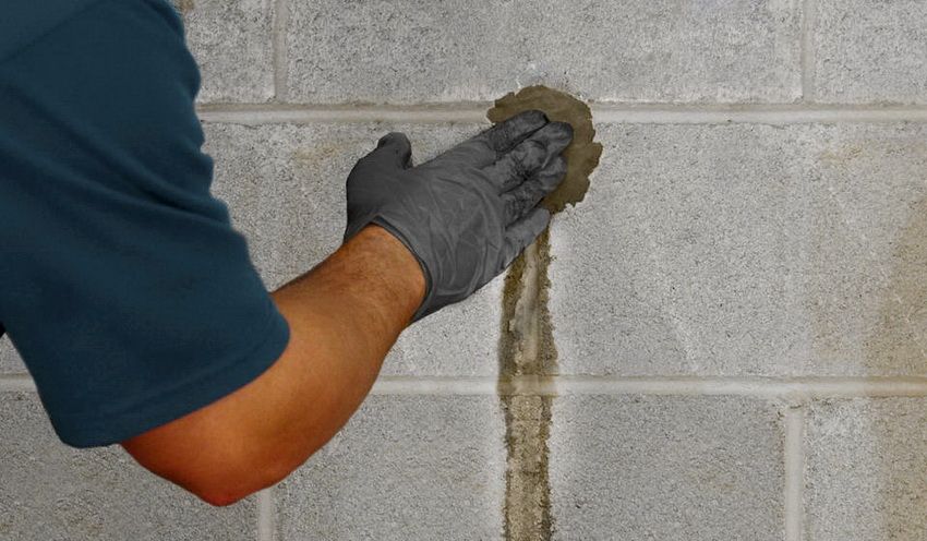 Waterdicht maken van de kelder van binnenuit van grondwater: methoden om het gebouw te beschermen tegen vocht