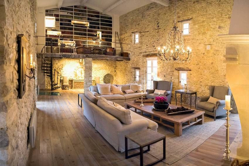 Woonkamer in Provençaalse stijl: hoe maak je een mooi, rustiek interieur