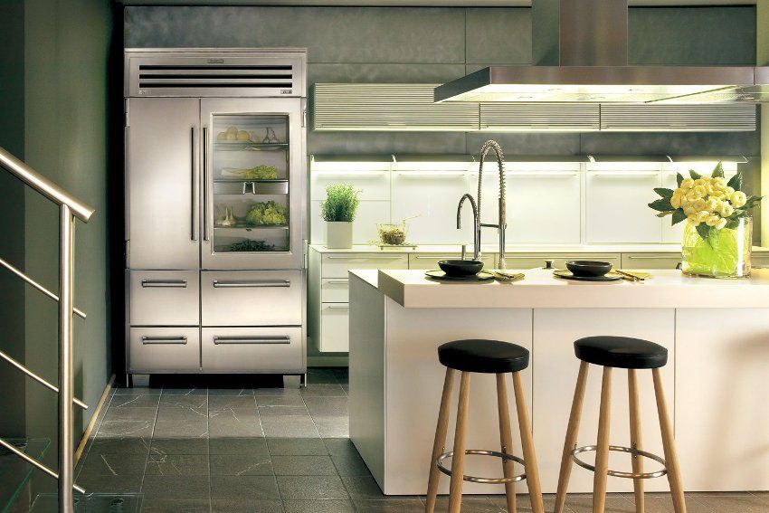 Koelkast met transparante deur: een stijlvolle eenheid in de moderne keuken