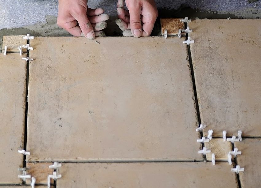 Hoe tegels op de vloer te leggen: manieren van leggen en technologische functies