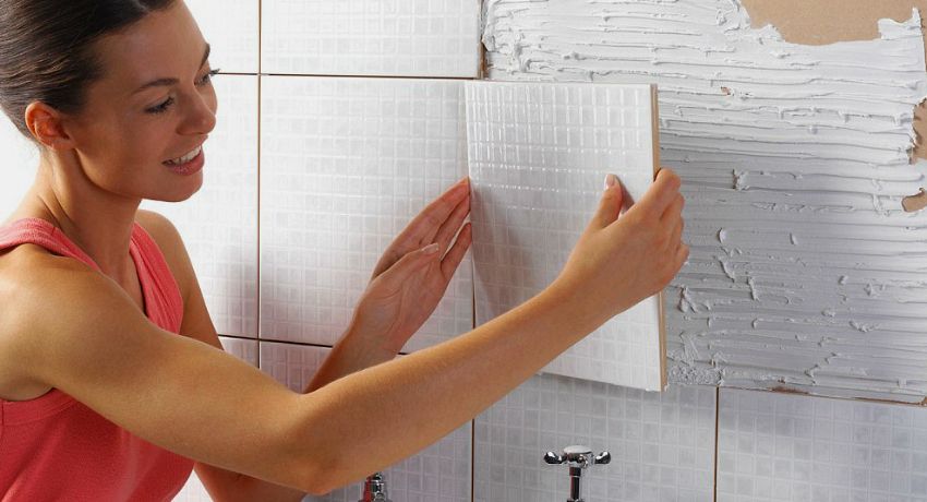 Hoe zet je een tegel in de badkamer: alle stadia en subtiliteiten die naar de oppervlakken wijzen