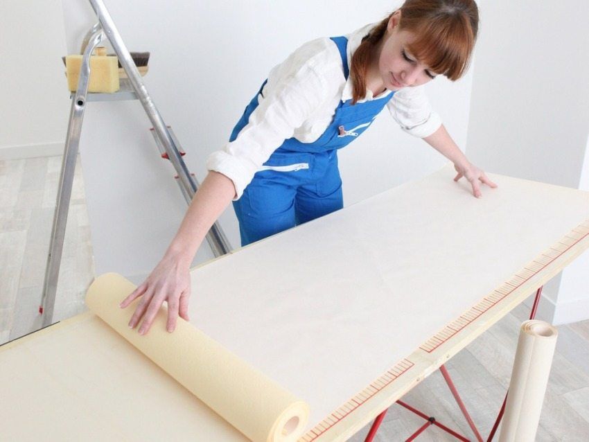 Hoe vinylbehang op papierbasis te lijmen: nuttige tips voor wanddecoratie