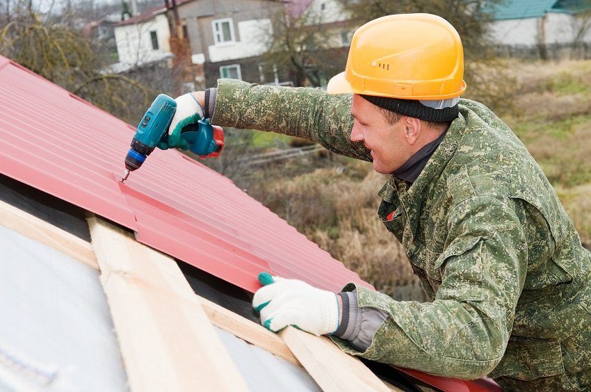 Hoe je zelf het dak afdekt met een professioneel laken. Video- en foto-installatie werken