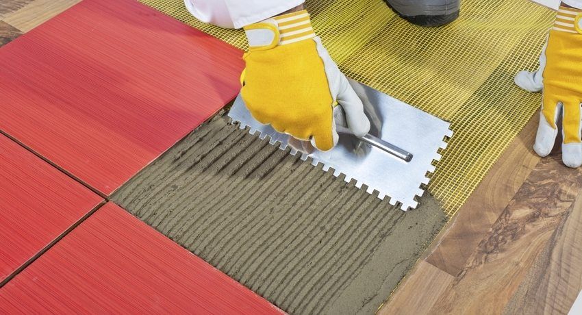 Hoe tegels op een houten vloer te leggen: technologiedetails en aanbevelingen
