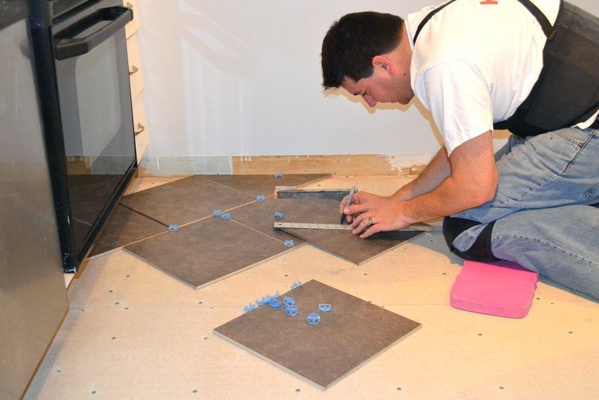 Hoe tegels op een houten vloer te leggen: technologiedetails en aanbevelingen