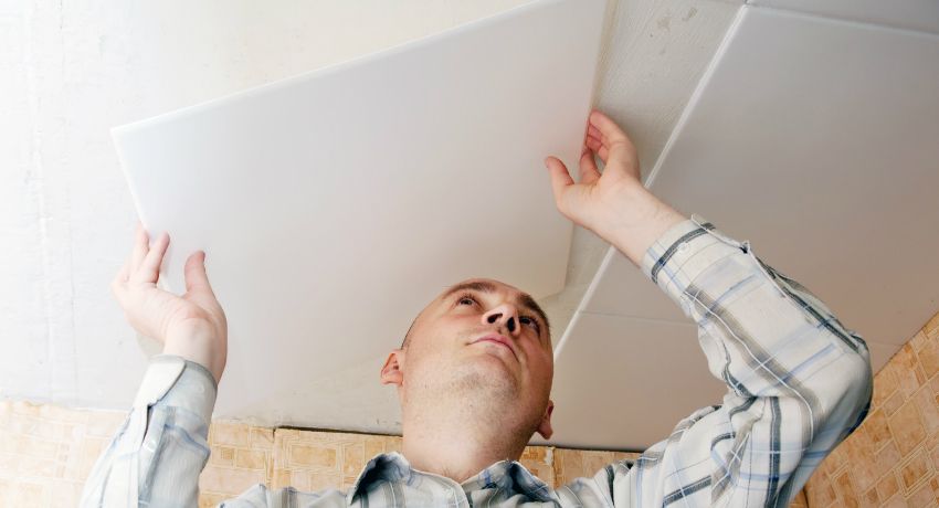 Hoe de plafondtegels te lijmen: de kenmerken van het creëren van een ongewoon plafond