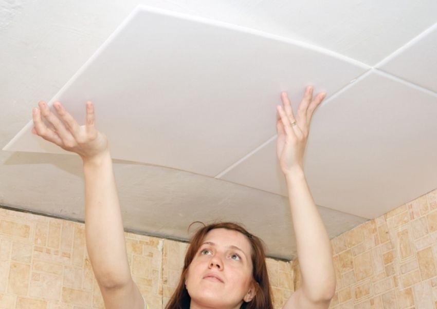 Hoe de plafondtegels te lijmen: de kenmerken van het creëren van een ongewoon plafond