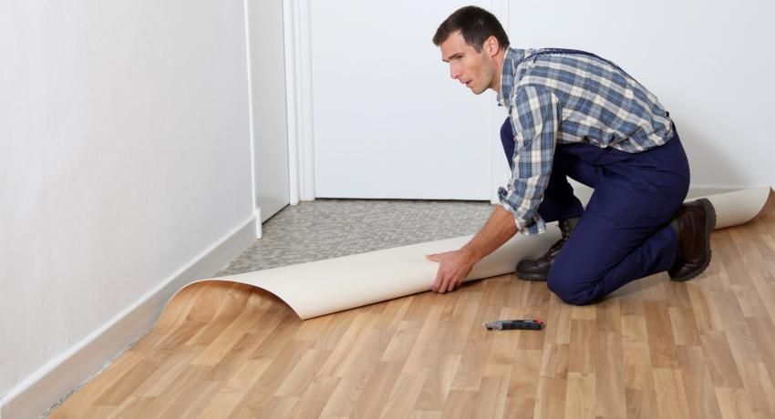 Hoe linoleum te leggen: de regels voor het zagen en leggen van vloeren