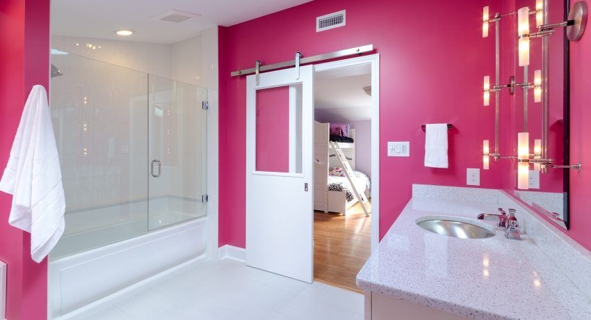 Hoe een mooie en praktische deur naar de badkamer en het toilet te kiezen