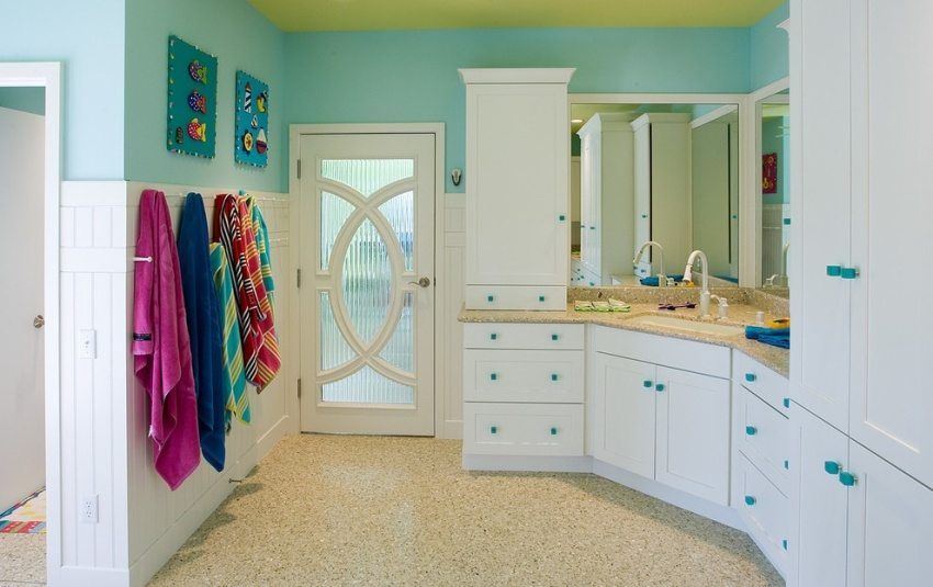 Hoe een mooie en praktische deur naar de badkamer en het toilet te kiezen