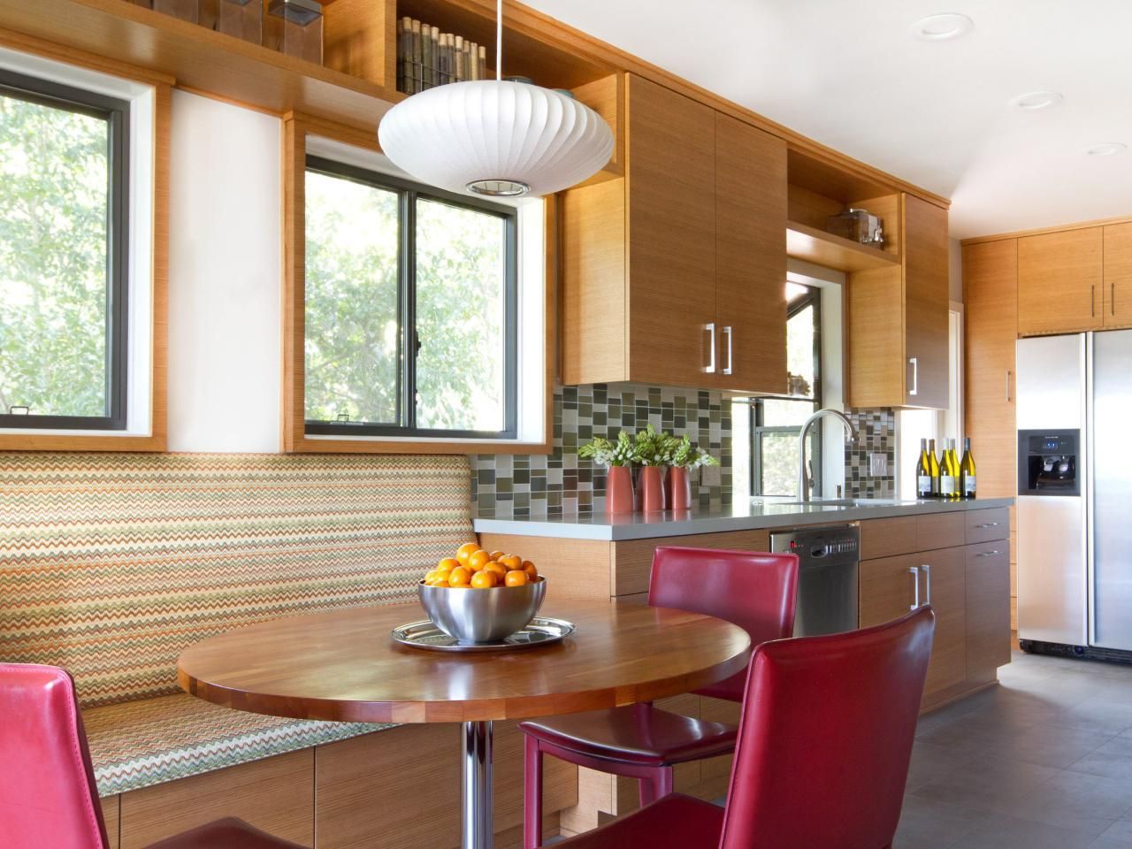 Ronde tafel in de keuken: een klassiek accent in een modern interieur