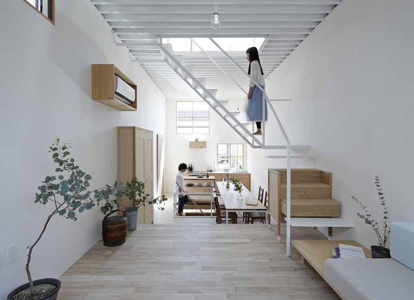 Trap naar de tweede verdieping op een metalen frame: schoonheid, elegantie, gemak van installatie