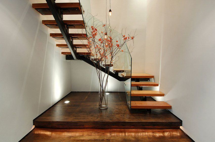 Trap naar de tweede verdieping in een eigen huis met hun eigen handen. Ladder ontwerp