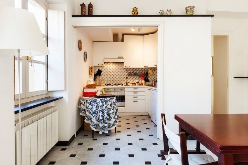 Kleine keukentafel voor een kleine keuken: efficiënte optimalisatie van de ruimte