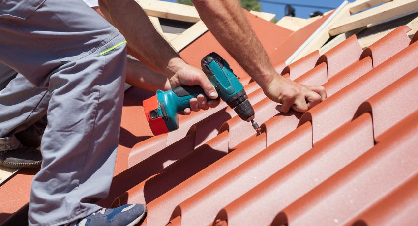 Installatie van metaal: stap voor stap instructies voor zelfafwerking van het dak