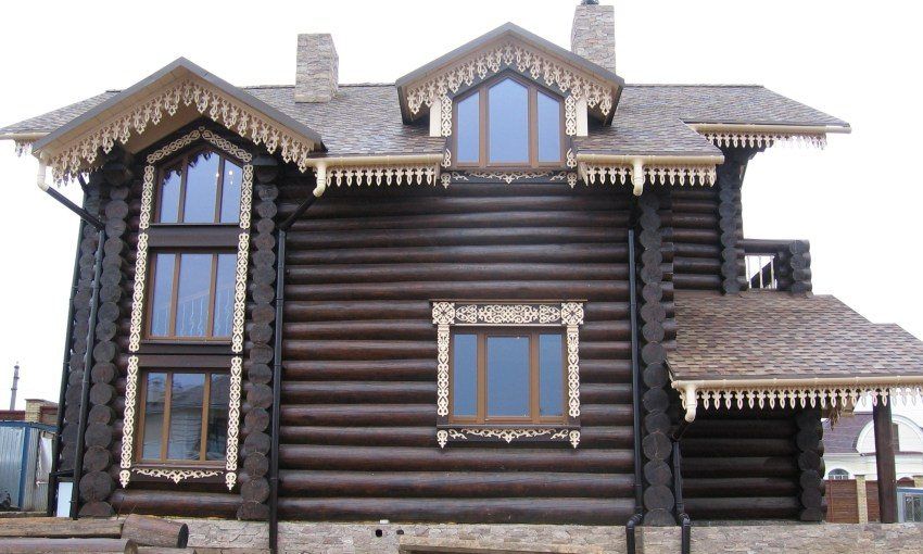 Platbands op de ramen in een houten huis: extra decoratie van de gevel
