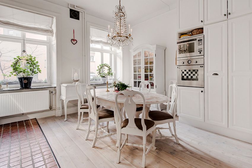Eettafel met schuifdeuren: hoe de keuken te versieren en ruimte te besparen