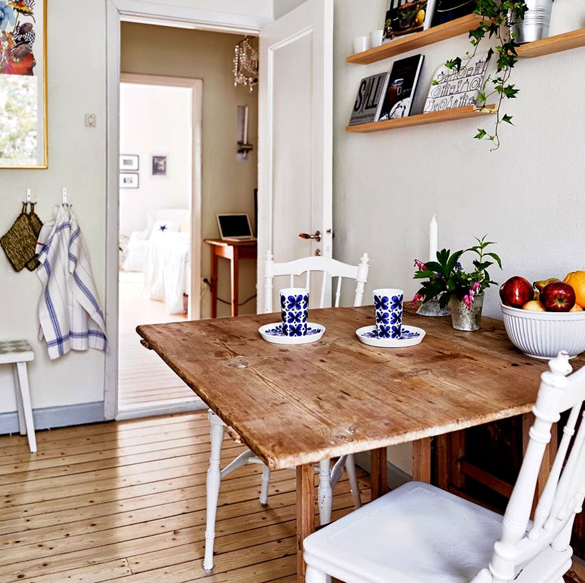 Eettafel met schuifdeuren: hoe de keuken te versieren en ruimte te besparen