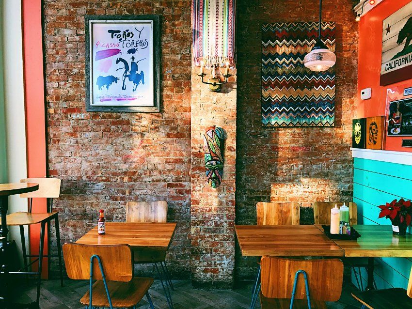 Brick and stonework wallpapers: een interessante ontwerpbenadering"Кирпичная кладка" в интерьере кафе