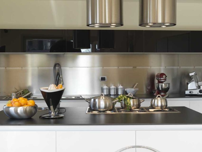 Panelen voor de keuken: praktisch en mooi ontwerp van de wanden en het schort