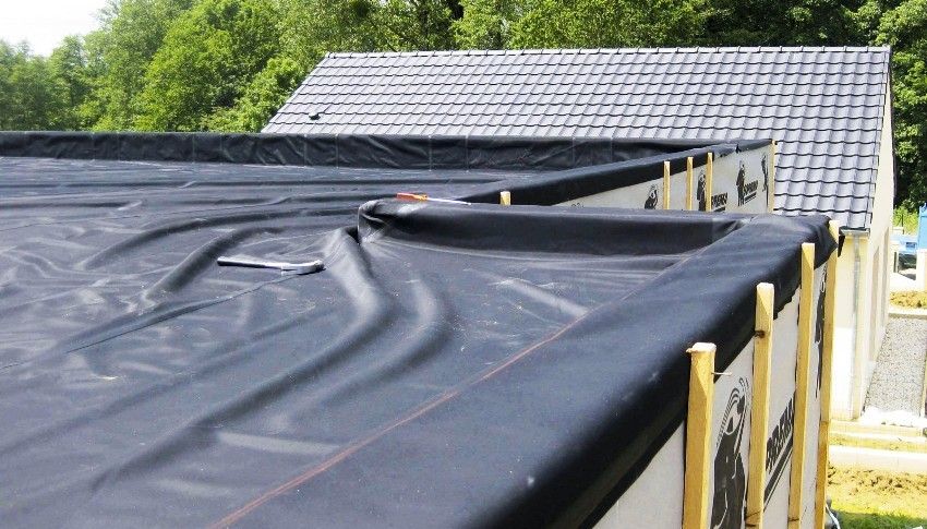 Dampremmende laag voor het dak: de belangrijkste soorten materialen en de efficiëntie van het gebruik