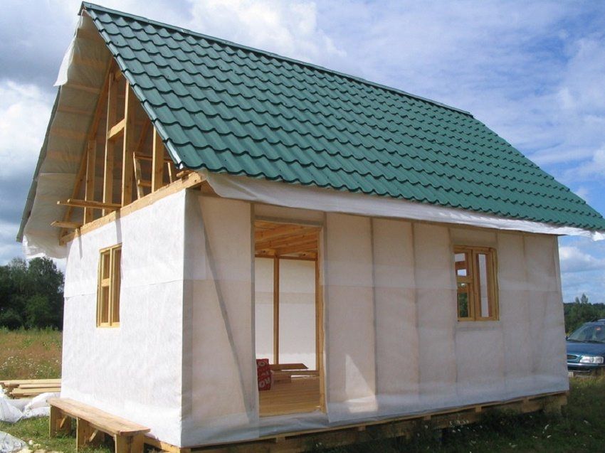 Dampremmende laag voor de wanden van een houten huis: materialen en installatiekenmerken