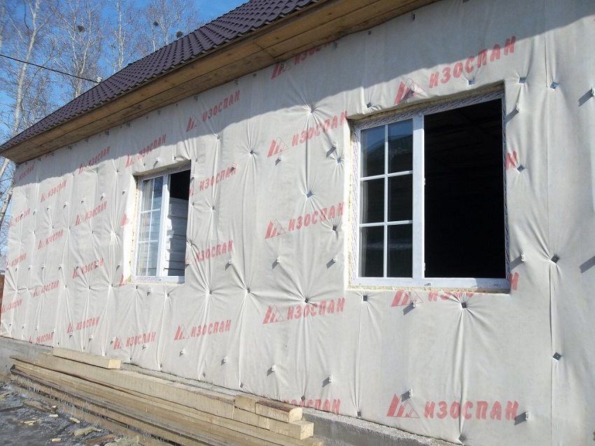 Dampremmende laag voor de wanden van een houten huis: materialen en installatiekenmerken