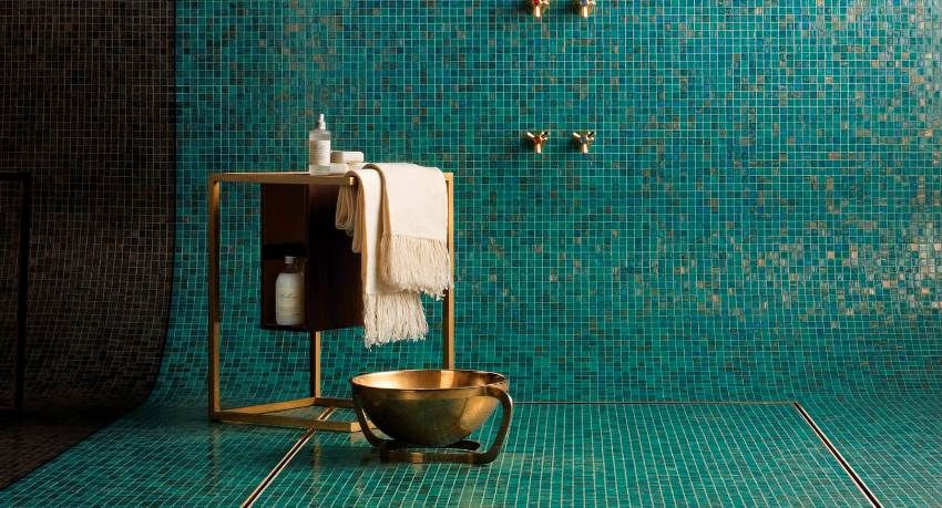 Mozaïektegels voor de badkamer: variëteiten, ontwerpkeuzes en styling
