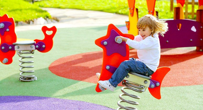 Dekking voor speelplaatsen in het land: veilig spelen in de frisse lucht