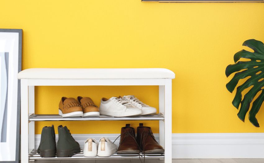 Planken voor schoenen in de gang: een belangrijk detail van het interieur voor een comfortabel leven