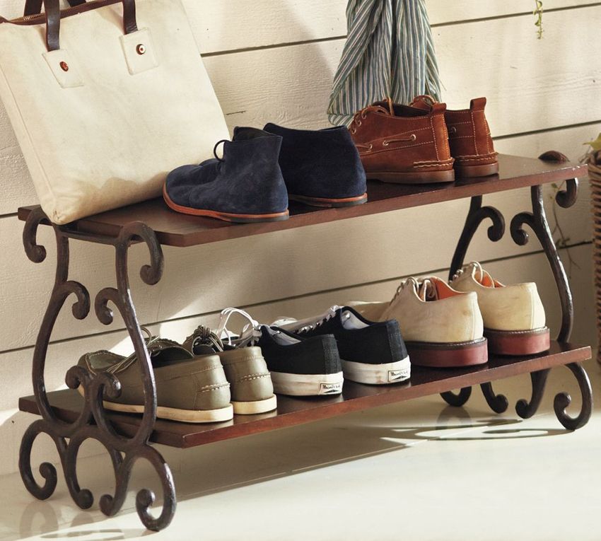 Planken voor schoenen in de gang: een belangrijk detail van het interieur voor een comfortabel leven