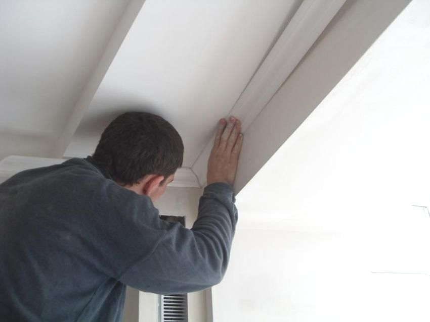 Plafond polyurethaan plint: praktisch en decoratief inlijsten
