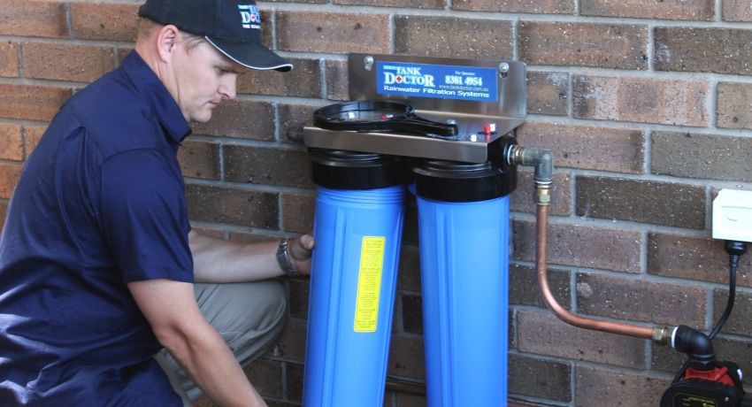 Het stromende hoofdwaterfilter: hoe het apparaat te kiezen en te installeren