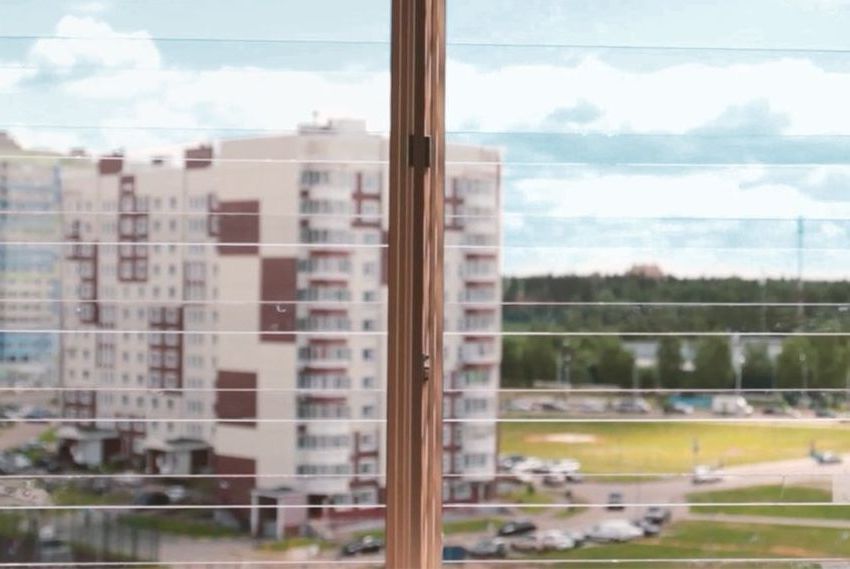 Transparante roosters op de ramen en hun functionele voordelen