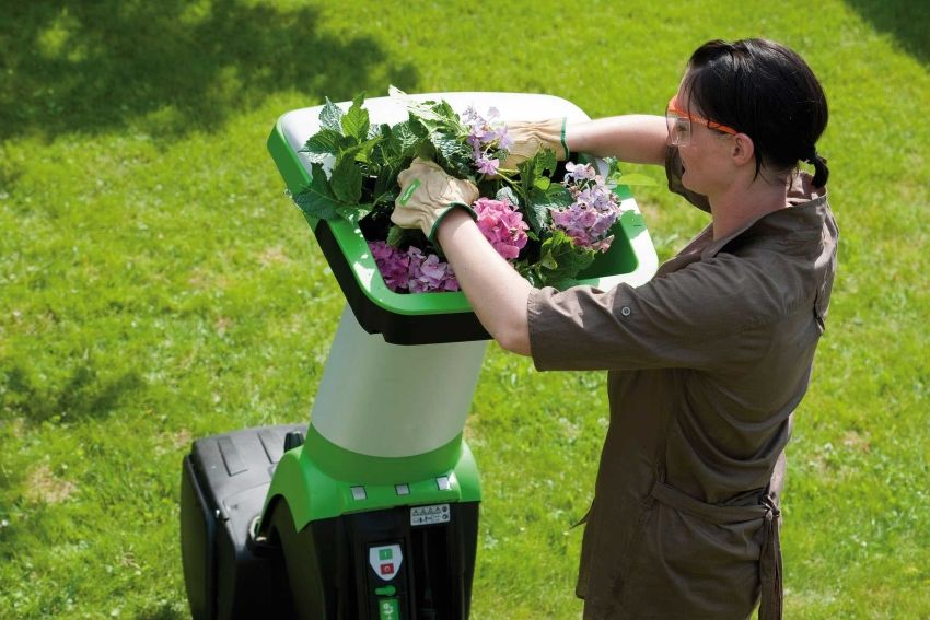 Tuinversnipperaar voor gras en takken: assistent voor de verzorging van de site