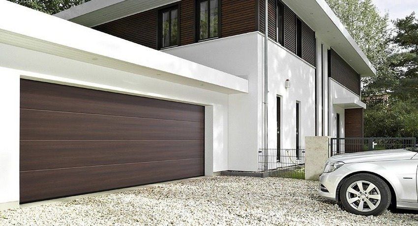 Sectionaaldeuren naar de garage: de grootte en prijs van praktische ontwerpen