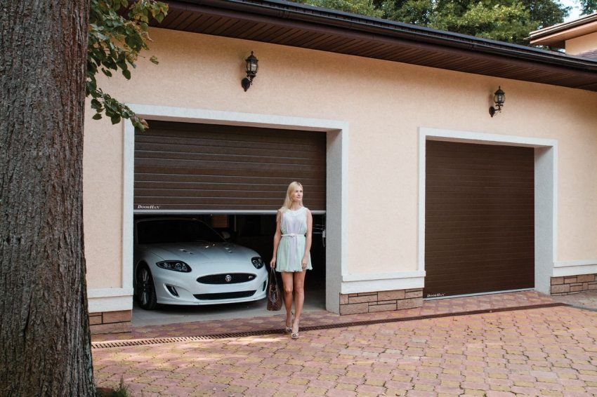Sectionaaldeuren naar de garage: de grootte en prijs van praktische ontwerpen