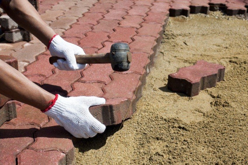 Hoeveel weegt een kubus zand: berekening van materiaal voor bouwwerkzaamheden
